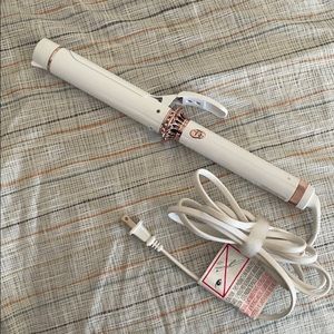 Like NEW- T3 twirl ceramic curling iron 1.25”